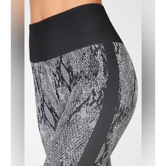 Fabletics High-Waisted Seamless Snakeskin Grey & Black Legging. Size XS - Picture 5 of 7